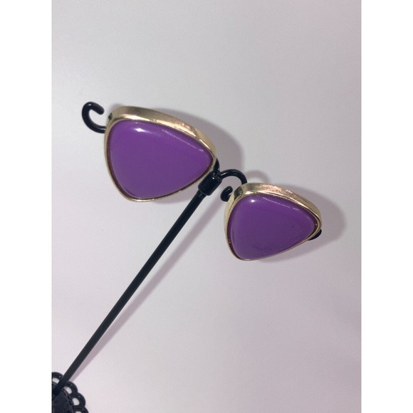 Vintage Purple Rounded Pyramid Shape Gold-Tone Trim Huggies 1 Inch Earrings! - Picture 3 of 4